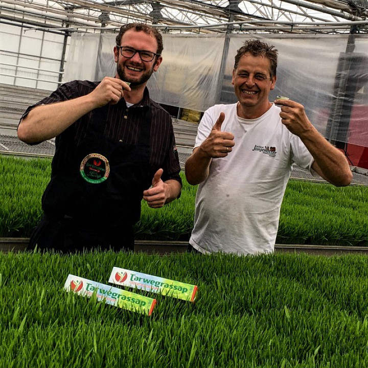 ROb & Willem persen tarwegrassap voor heel Nederland! Rob-verschoor-en-willem-jongenotter-van-tarwegrasbezorgen.nl-verbouwen-tarwegras-en-verwerken-dit-tot-tarwegrassap